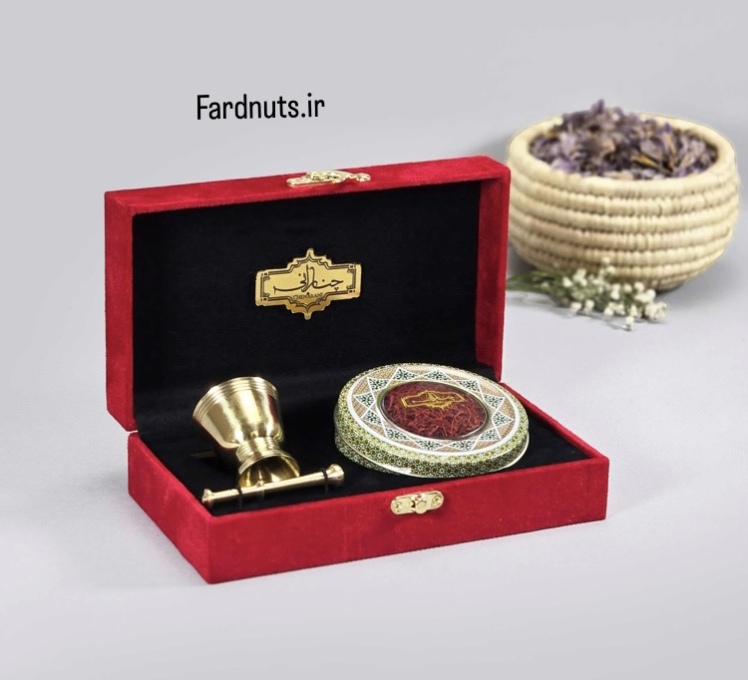 جعبه کادویی مخمل با زعفران سوپرنگین 5 گرم و هاون