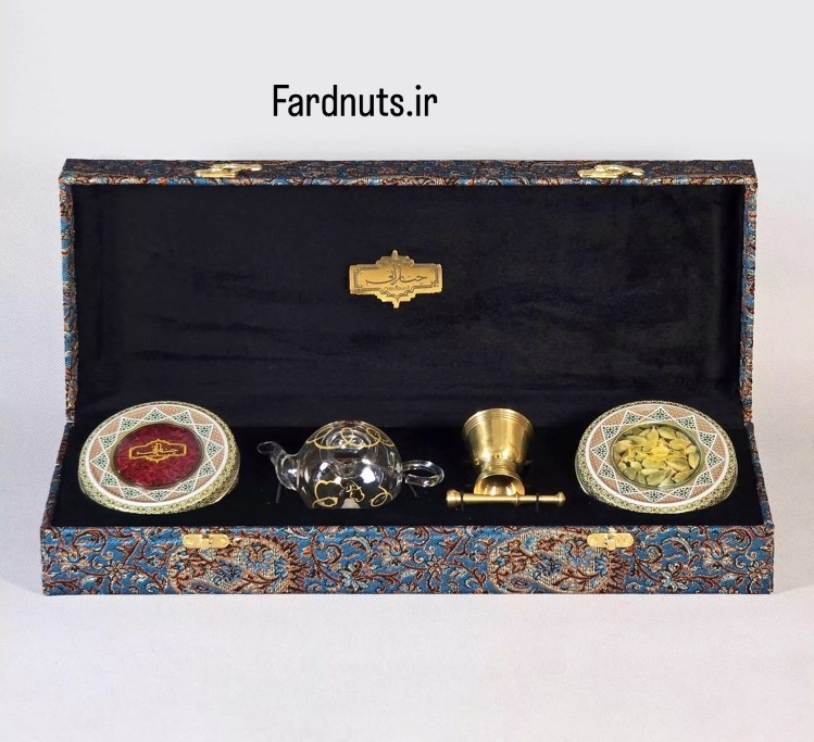  زعفران سوپر نگین 5 گرمی و 10 گرم هل با جعبه کادویی ترمه باهاون و قوری 