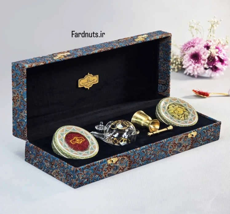 زعفران سوپر نگین 10 گرمی با جعبه کادویی ترمه کلاسیک و هاون و قوری